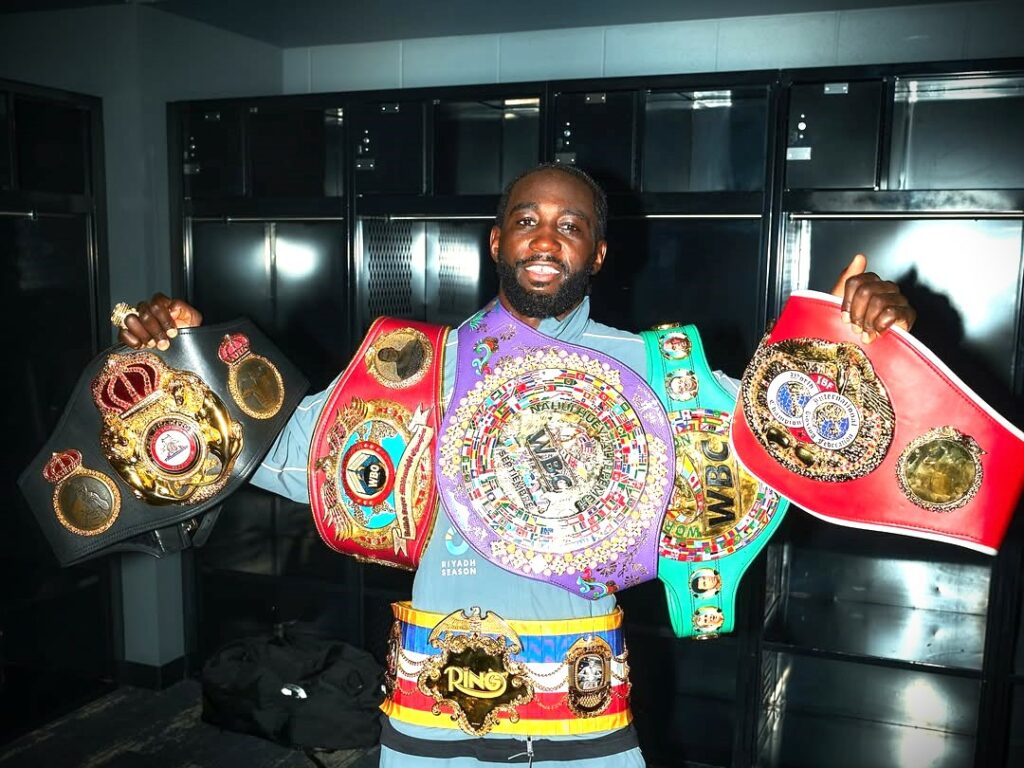 Crawford détrône Canelo et devient champion incontesté d’une 3e catégorie