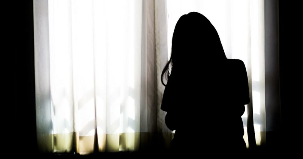 Scandale familial : une adolescente dénonce son beau-père pour viols répétés