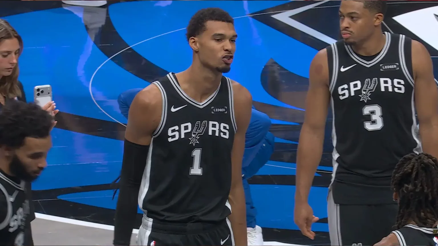 Victor Wembanyama en deux temps, les Spurs renversent les Rockets (121-110)